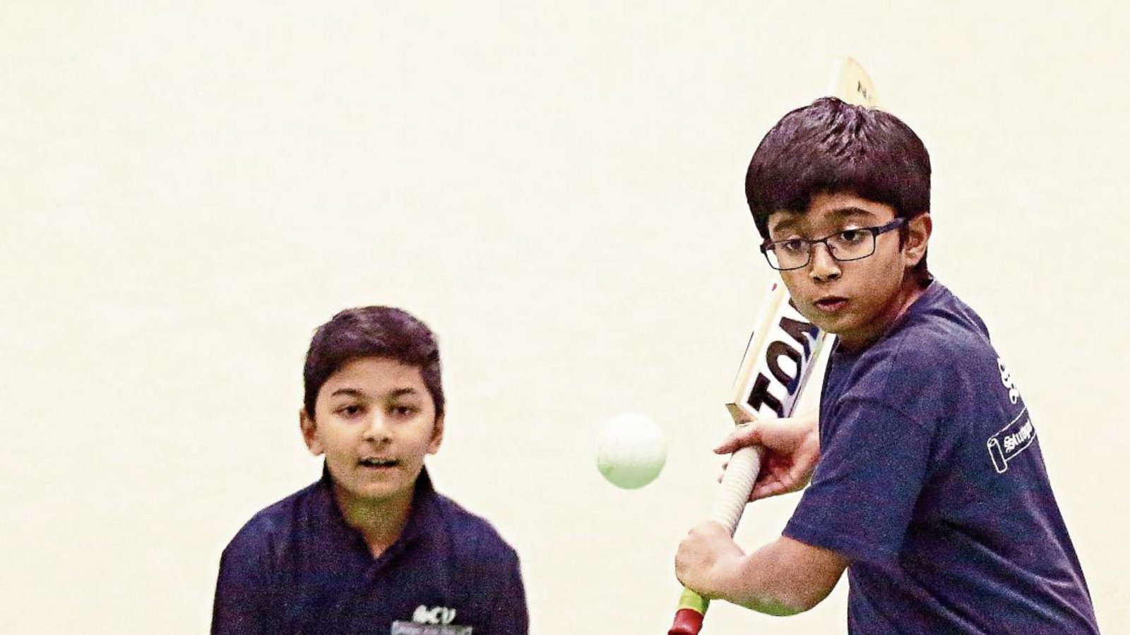 Begabter Stuttgarter Cricketnachwuchs: Sachin Mandi (rechts) – hier mit Viaan Soni wurde von seinem Verein als Jugendspieler des Jahres geehrt. Fotos: Baumann Begabter Stuttgarter Cricketnachwuchs: Sachin Mandi (rechts) – hier mit Viaan Soni wurde von seinem Verein als Jugendspieler des Jahres geehrt. Fotos: Baumann