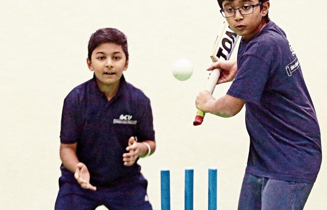 Begabter Stuttgarter Cricketnachwuchs: Sachin Mandi (rechts) – hier mit Viaan Soni wurde von seinem Verein als Jugendspieler des Jahres geehrt.  Fotos: Baumann