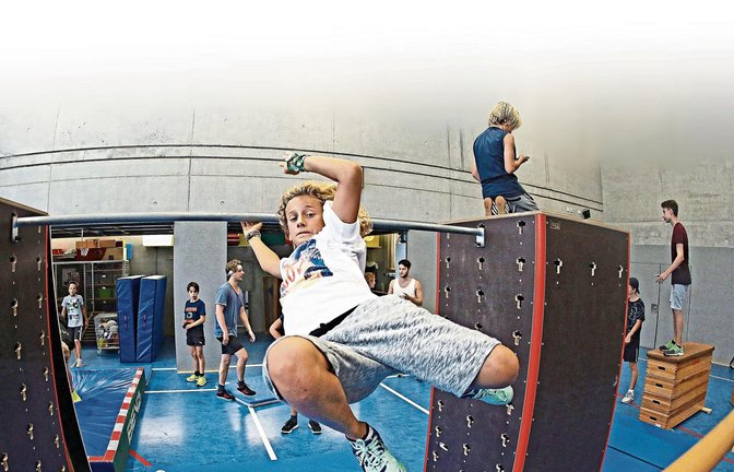 Beim Parkour-Workshop im Fellbacher Loop schwingen und klettern die Kinder über Hindernisse  Foto: Baumann