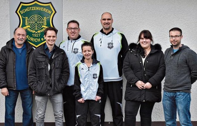 Heiner Mergenthaler, Robin Frank, Jochen Jäger, Jennifer Kraus, Stephan Hübner, Janine Jäger und Andreas Ruis (von links) haben den Titel in der Luftgewehr-Bezirksliga 2 gewonnen.  Foto: privat