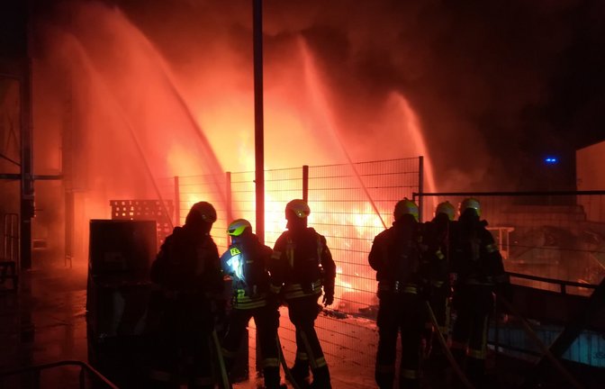 Im Außenbereich der Firma Südrec war Elektroschrott in Flammen geraten. Das Feuer drohte auf Gebäude überzugreifen. <span class='image-autor'>Fotos: FFW Illingen</span>