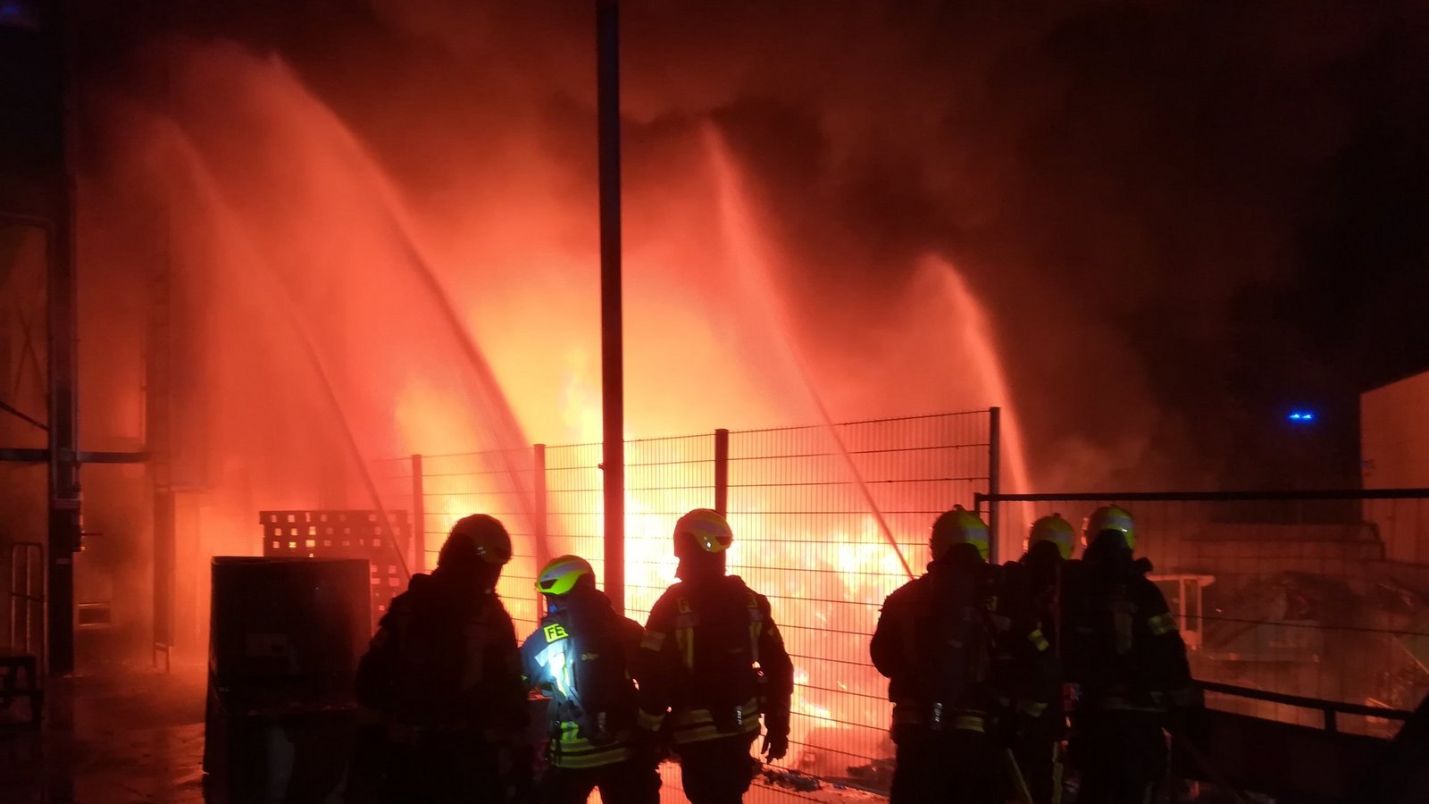 Im Außenbereich der Firma Südrec war Elektroschrott in Flammen geraten. Das Feuer drohte auf Gebäude überzugreifen. <span class='image-autor'>Fotos: FFW Illingen</span>