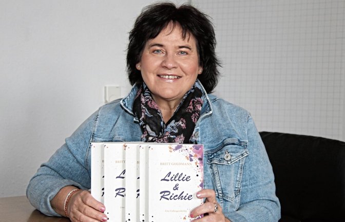 Brigitte Schwendemann-Ragowski mit ihrem Debütroman. Foto: Bögel