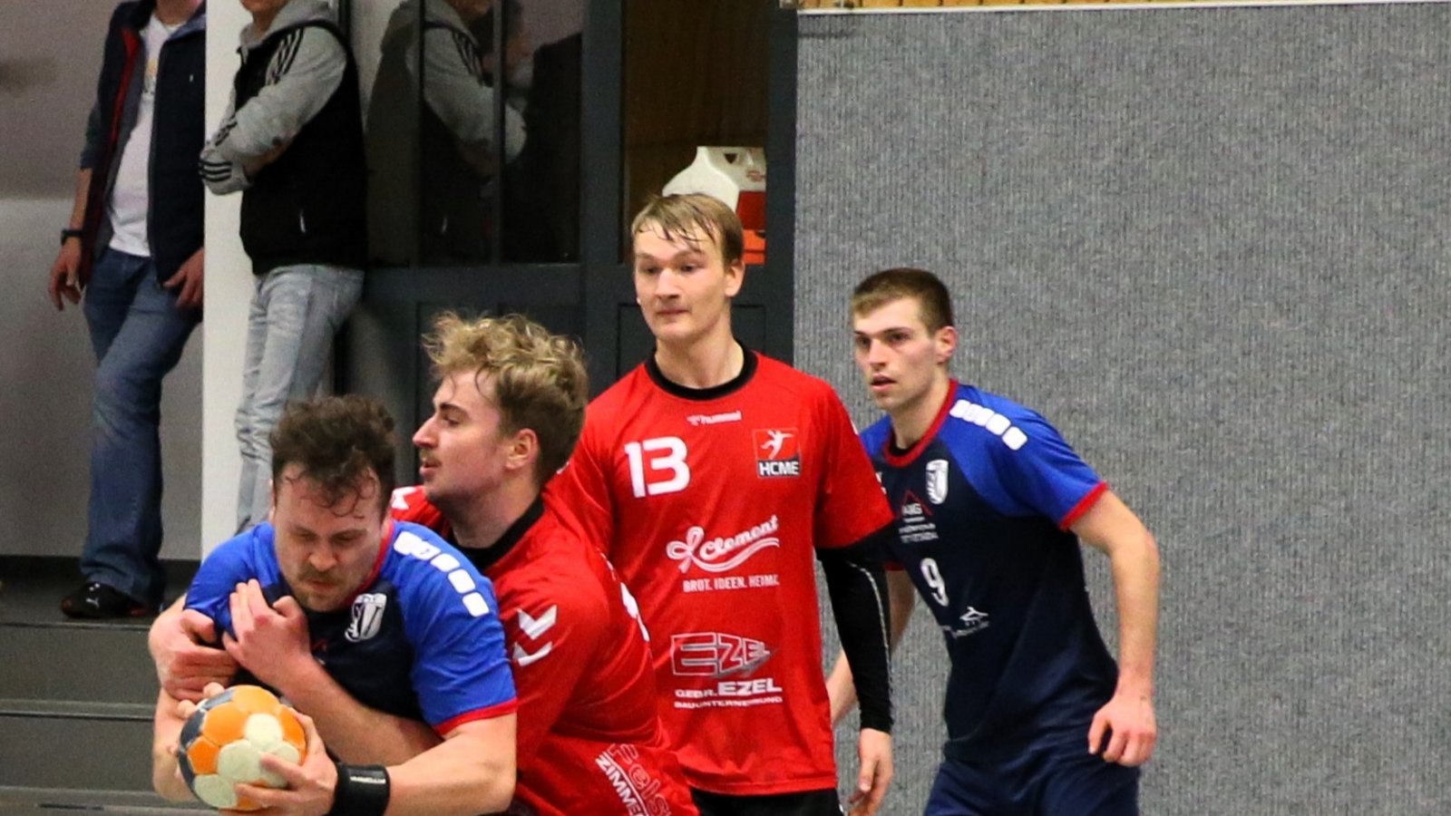 In die Zange genommen wird der Oberriexinger Tobias Rothacker (links) von Johannes Stärk, der mit dem HCME das Derby gewinnt. Foto: Küppers