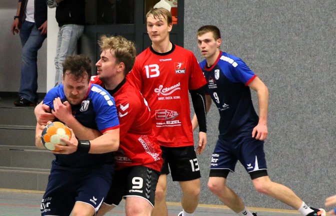 In die Zange genommen wird der Oberriexinger Tobias Rothacker (links) von Johannes Stärk, der mit dem HCME das Derby gewinnt. <span class='image-autor'>Foto: Küppers</span>