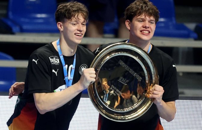 Kalle Gaugisch (li.) und Lenn Strobel feiern den EM-Titel mit der U18 des Deutschen Handballbundes (DHB).<span class='image-autor'>IMAGO/Aleksandar Djorovic</span>