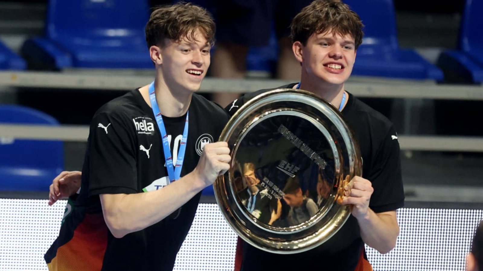 Kalle Gaugisch (li.) und Lenn Strobel feiern den EM-Titel mit der U18 des Deutschen Handballbundes (DHB).IMAGO/Aleksandar Djorovic