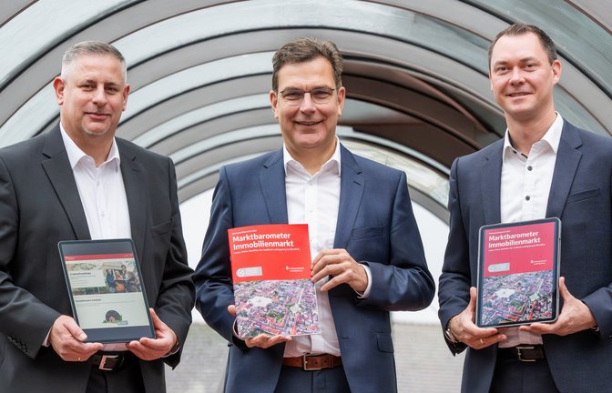 Vorstandsmitglied Thomas Raab (Mitte) mit Abteilungsdirektor Christopher Gentzcke (links) und Matthias Wörwag (rechts), Leiter Immobiliengeschäft, bei der Veröffentlichung des Wohnmarktberichts 2025 der Kreissparkasse Ludwigsburg.  <span class='image-autor'>Foto: Kreissparkasse Ludwigsburg</span>