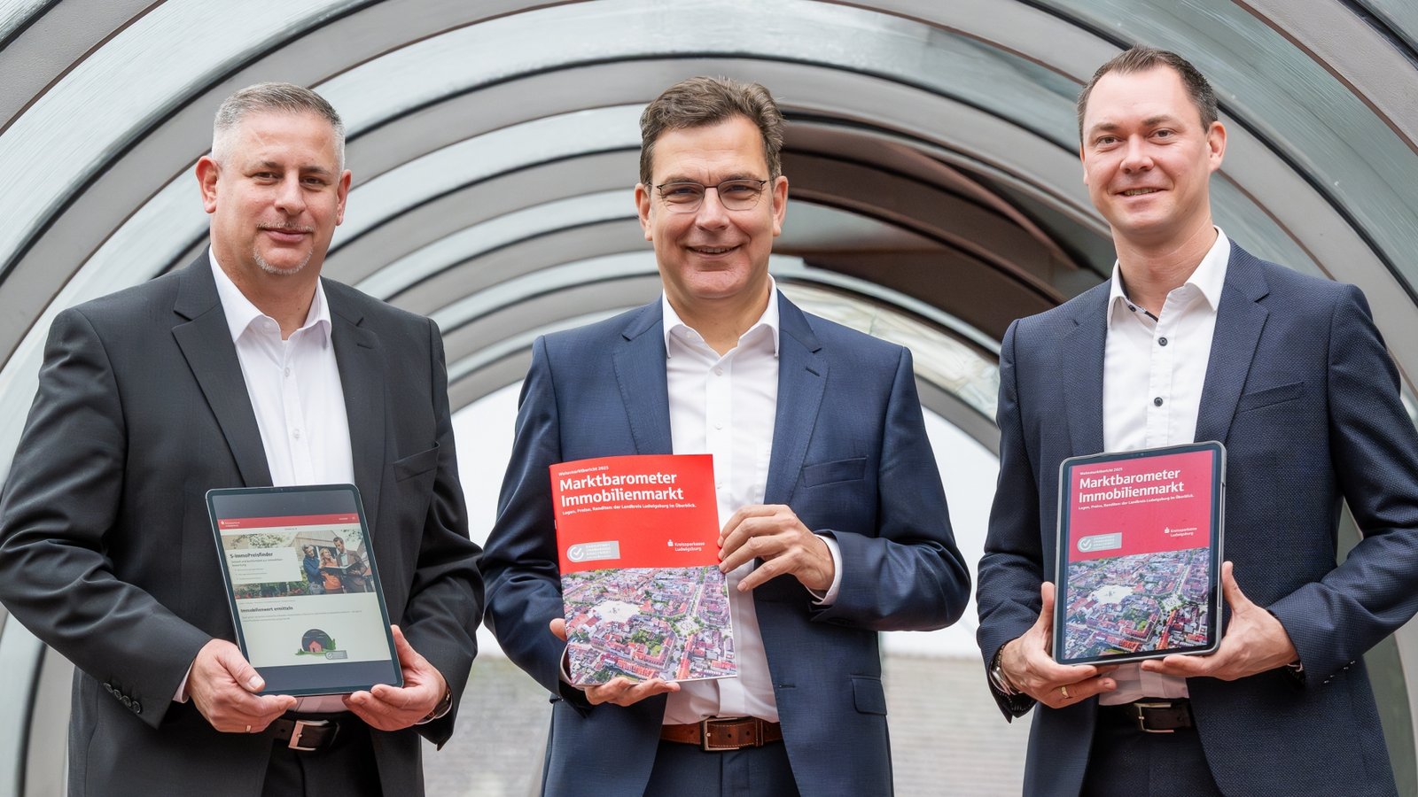 Vorstandsmitglied Thomas Raab (Mitte) mit Abteilungsdirektor Christopher Gentzcke (links) und Matthias Wörwag (rechts), Leiter Immobiliengeschäft, bei der Veröffentlichung des Wohnmarktberichts 2025 der Kreissparkasse Ludwigsburg.  Foto: Kreissparkasse Ludwigsburg