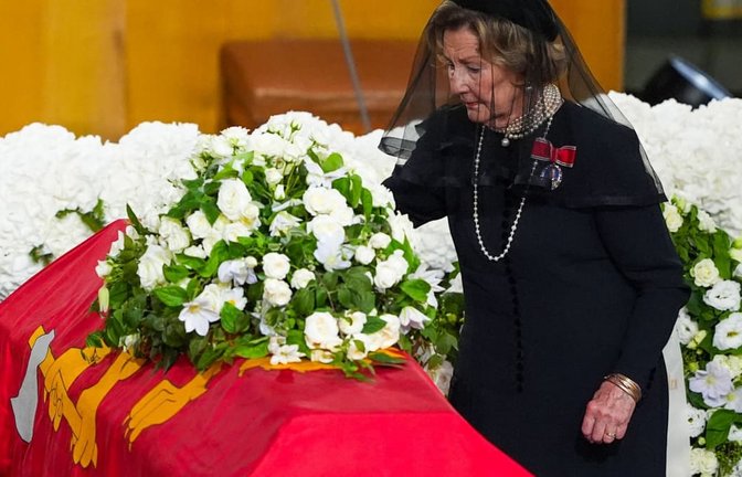 Abschied von König Harald V.: Norwegens Königin Sonja legt während der Trauerfeier für König Harald V. in der Kathedrale von Oslo eine Rose auf den Sarg.<span class='image-autor'>Lise Åserud/POOL NTB/dpa</span>