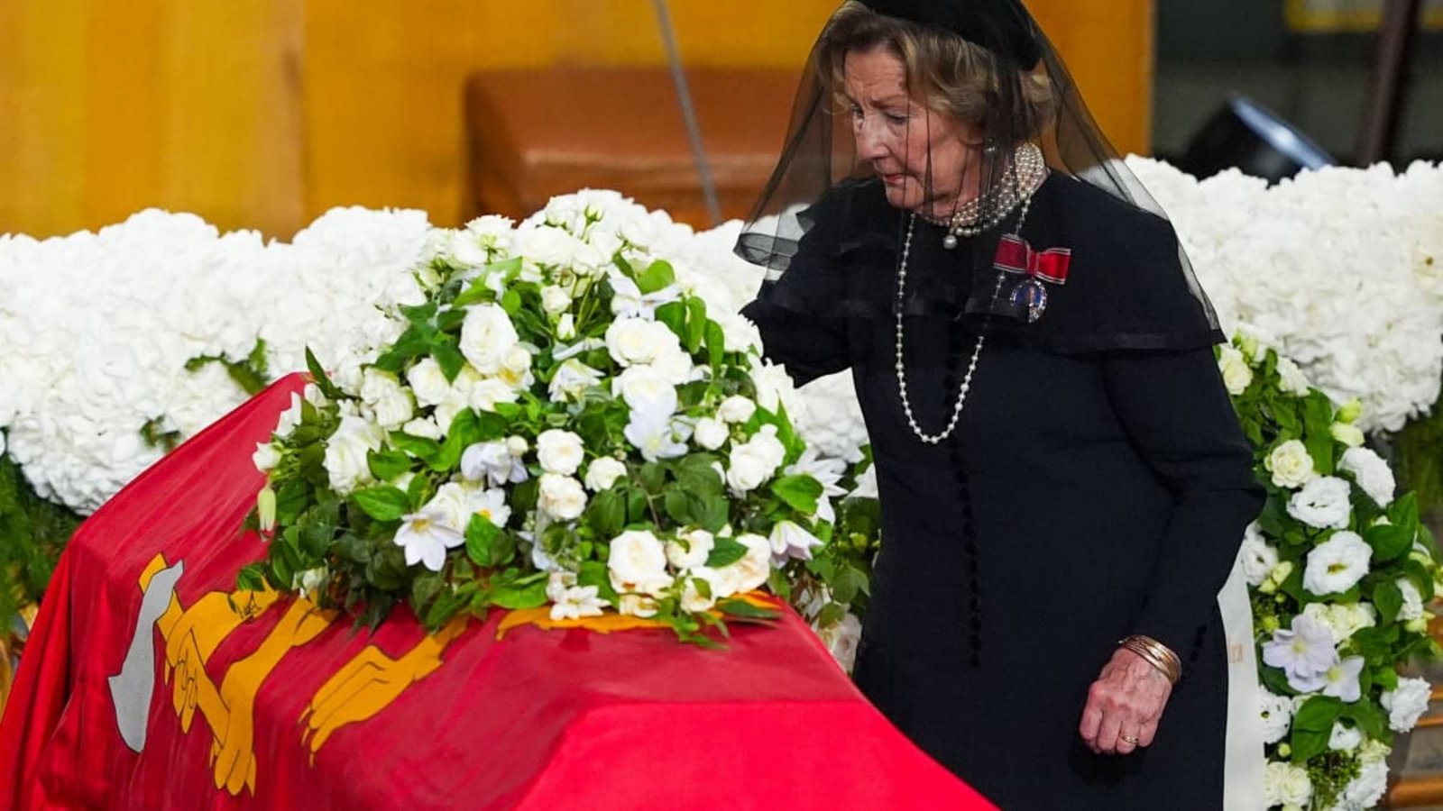 Abschied von König Harald V.: Norwegens Königin Sonja legt während der Trauerfeier für König Harald V. in der Kathedrale von Oslo eine Rose auf den Sarg.Lise Åserud/POOL NTB/dpa Abschied von König Harald V.: Norwegens Königin Sonja legt während der Trauerfeier für König Harald V. in der Kathedrale von Oslo eine Rose auf den Sarg.Lise Åserud/POOL NTB/dpa