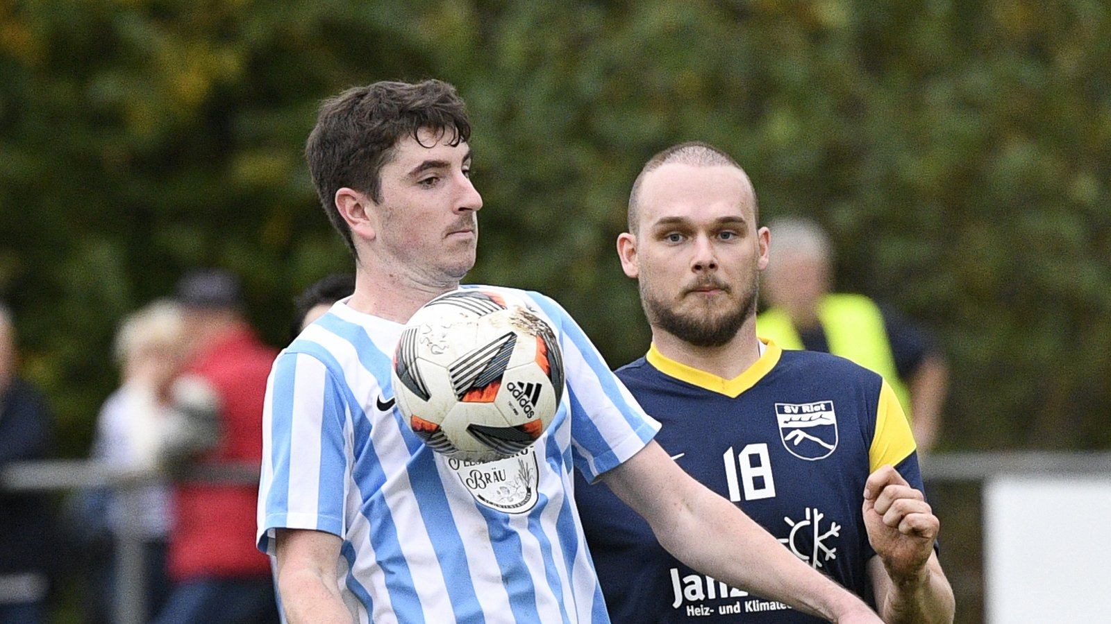 Niklas Leibfried (rechts) versucht, seinem Schwieberdinger Gegenspieler Tobias Velte den Ball abzuluchsen. Doch am Ende gewinnen die Gäste im Strudelbachtal klar mit 6:2. Foto: Leitner Niklas Leibfried (rechts) versucht, seinem Schwieberdinger Gegenspieler Tobias Velte den Ball abzuluchsen. Doch am Ende gewinnen die Gäste im Strudelbachtal klar mit 6:2. Foto: Leitner