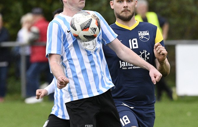 Niklas Leibfried (rechts) versucht, seinem Schwieberdinger Gegenspieler Tobias Velte den Ball abzuluchsen. Doch am Ende gewinnen die Gäste im Strudelbachtal klar mit 6:2. <span class='image-autor'>Foto: Leitner</span>