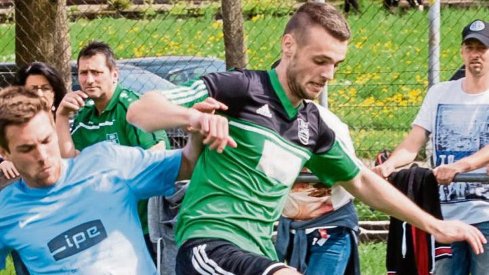 Marco Herbst (SKV Erligheim) grätscht von hinten den Kleinglattbacher Daniel Linder ab. Am Ende gewannen die Gäste aus Erligheim mit 2:1. Foto: Simecek Marco Herbst (SKV Erligheim) grätscht von hinten den Kleinglattbacher Daniel Linder ab. Am Ende gewannen die Gäste aus Erligheim mit 2:1. Foto: Simecek