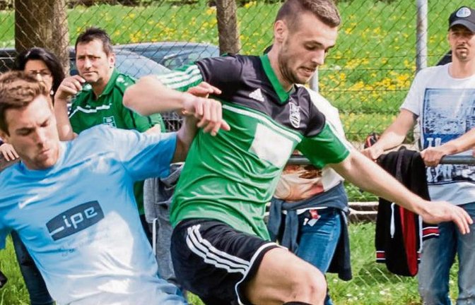 Marco Herbst (SKV Erligheim) grätscht von hinten den Kleinglattbacher Daniel Linder ab. Am Ende gewannen die Gäste aus Erligheim mit 2:1.  Foto: Simecek