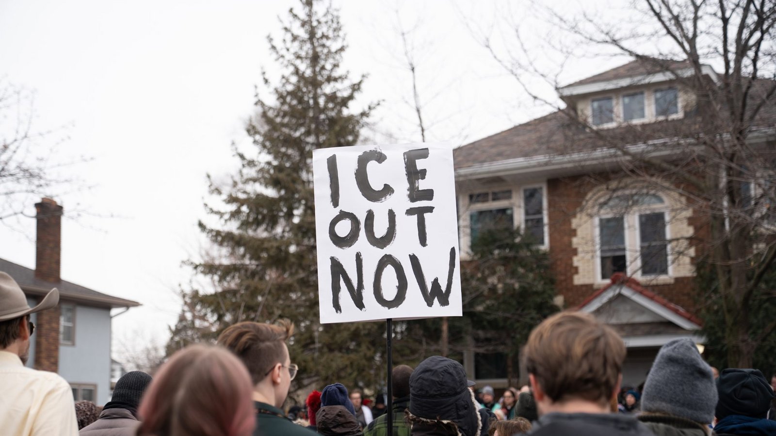 Erfahren Sie, warum die ICE in Minneapolis aktiv ist, welche politischen und gesellschaftlichen Gründe dahinterstecken und wie Proteste gegen Trumps Einwanderungspolitik die Stadt erschüttern.Foto: Alejandro Diaz Manrique / Shutterstock.com