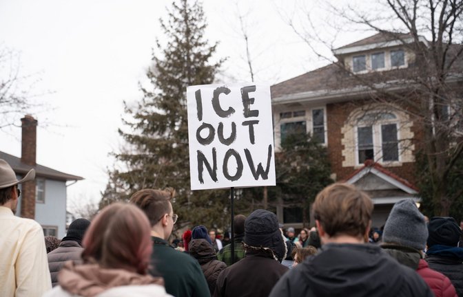 Erfahren Sie, warum die ICE in Minneapolis aktiv ist, welche politischen und gesellschaftlichen Gründe dahinterstecken und wie Proteste gegen Trumps Einwanderungspolitik die Stadt erschüttern.<span class='image-autor'>Foto: Alejandro Diaz Manrique / Shutterstock.com</span>