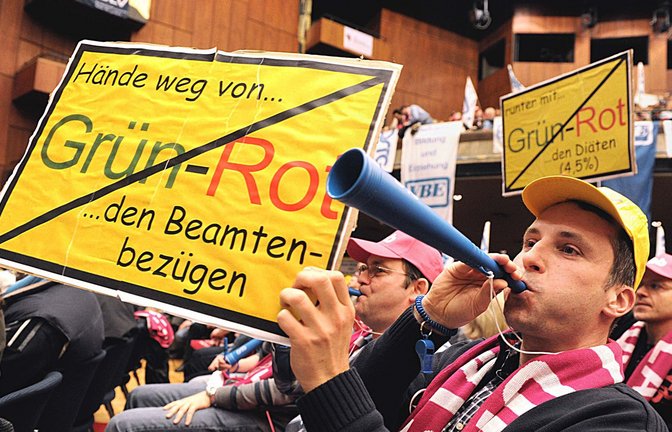 Minimalinvasive Einschnitte bei den Beamten durch die grün-rote Koalition trieb die Staatsdiener in Baden-Württemberg 2012 auf die Barrikaden.<span class='image-autor'>Foto: dpa</span>