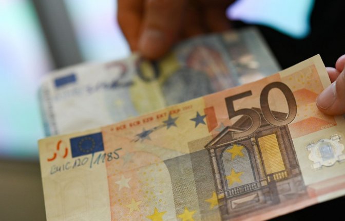 Die Bundesbank zeigt gefälschte 20-Euro- und 50-Euro-Geldscheine.<span class='image-autor'>Foto: Arne Dedert/dpa</span>