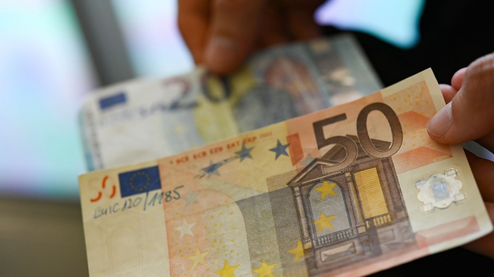 Die Bundesbank zeigt gefälschte 20-Euro- und 50-Euro-Geldscheine.Foto: Arne Dedert/dpa