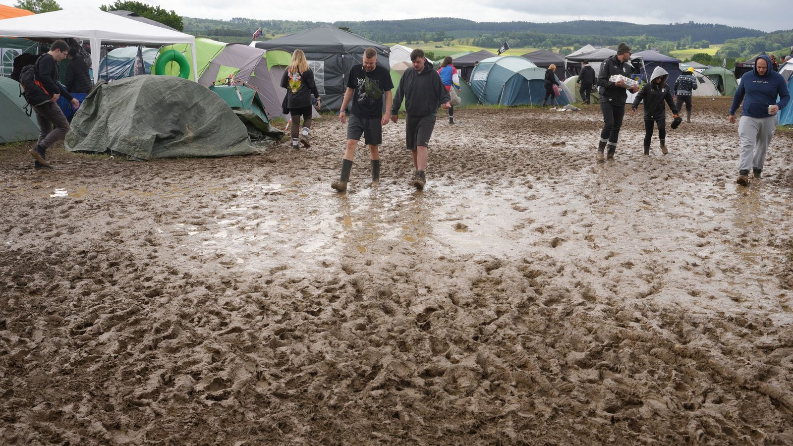 Viele Camper setzen bei Rock am Ring auf Gummistiefel, um trockene Füße zu behalten.Foto: Thomas Frey/dpa Viele Camper setzen bei Rock am Ring auf Gummistiefel, um trockene Füße zu behalten.Foto: Thomas Frey/dpa