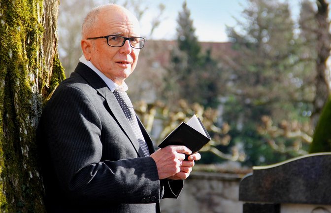 Nadelstreifenanzug, ein weißes Hemd und eine dezent gemusterte Krawatte – damit ist seine Berufskleidung perfekt: der Trauerredner Karlheinz Fahlbusch auf dem Friedhof von Meersburg.<span class='image-autor'>Foto: Uli Fricker</span>
