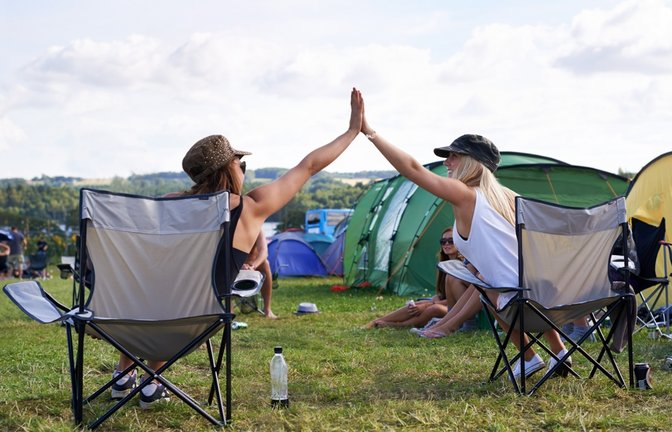 Mit einer Festival-Packliste kann man sich Stress vor Ort ersparen.<span class='image-autor'>Foto: PeopleImages.com - Yuri A/ Shutterstock</span>