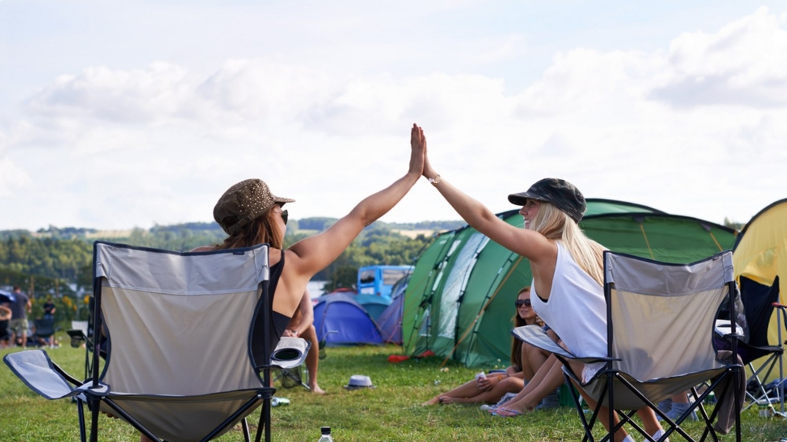 Mit einer Festival-Packliste kann man sich Stress vor Ort ersparen.Foto: PeopleImages.com - Yuri A/ Shutterstock Mit einer Festival-Packliste kann man sich Stress vor Ort ersparen.Foto: PeopleImages.com - Yuri A/ Shutterstock