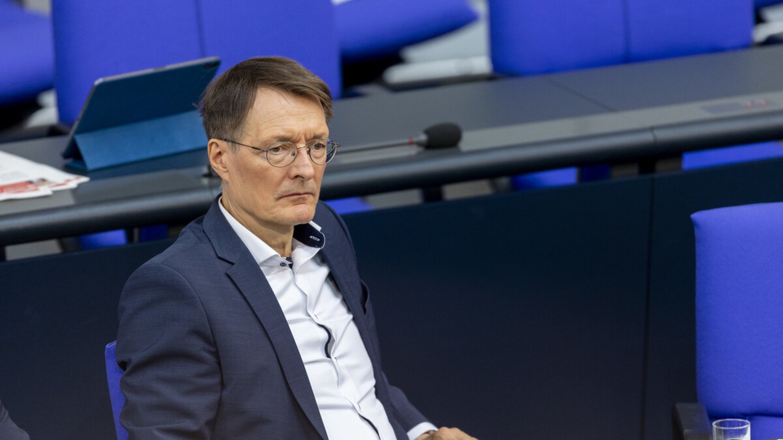 Bundesgesundheitsminister Karl Lauterbach (SPD) bringt eine Obergrenze bei den Eigenanteilen der Heimkosten ins Spiel.Foto: dpa/Lucas Röhr Bundesgesundheitsminister Karl Lauterbach (SPD) bringt eine Obergrenze bei den Eigenanteilen der Heimkosten ins Spiel.Foto: dpa/Lucas Röhr