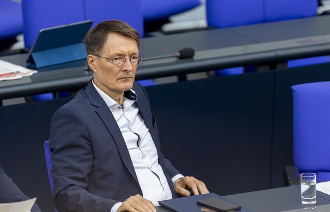 Bundesgesundheitsminister Karl Lauterbach (SPD) bringt eine Obergrenze bei den Eigenanteilen der Heimkosten ins Spiel.<span class='image-autor'>Foto: dpa/Lucas Röhr</span>