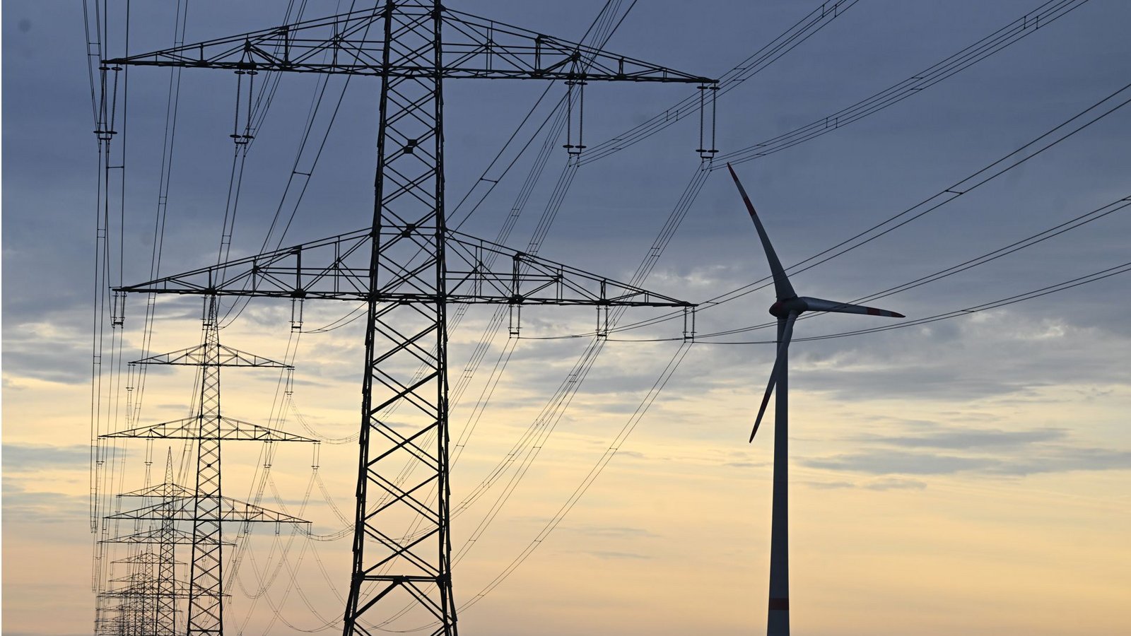 Die regionalen Stromnetze halten mit dem Ausbau der Windkraft nicht Schritt.Foto: dpa/Roberto Pfeil Die regionalen Stromnetze halten mit dem Ausbau der Windkraft nicht Schritt.Foto: dpa/Roberto Pfeil