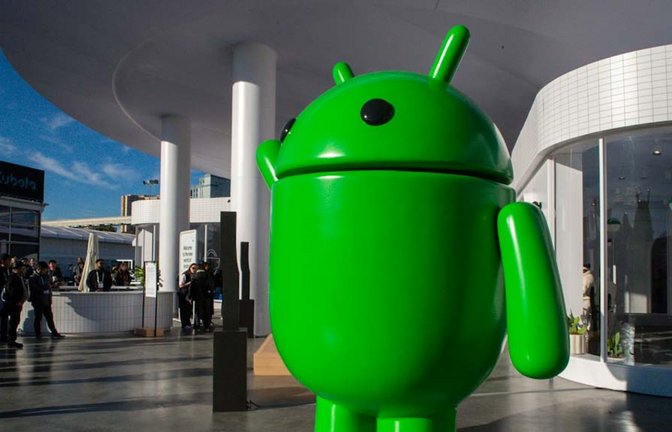 Das Maskottchen von Googles Mobil-Betriebssystem Android (Symbolbild).<span class='image-autor'>Foto: Andrej Sokolow/dpa</span>