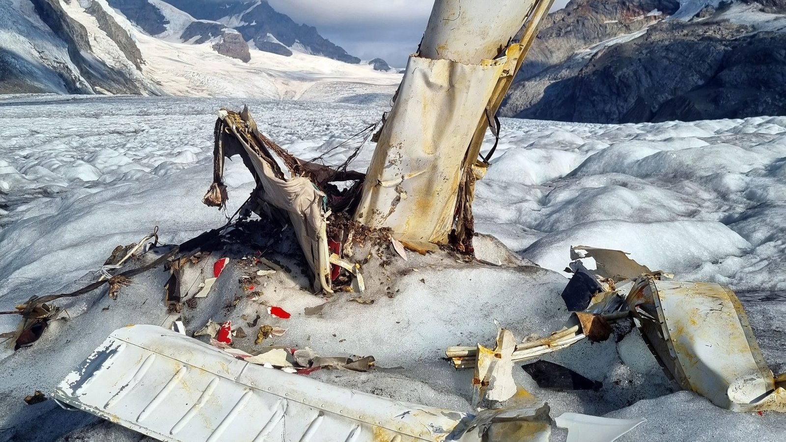 Die Trümmer eines 1968 abgestürzten Kleinflugzeugs liegen auf dem schmelzenden Aletschgletscher in den Walliser Alpen.Foto: Rebecca Gresch und Stefan Gafner/Hüttenwarte Konkordiahütte /dpa