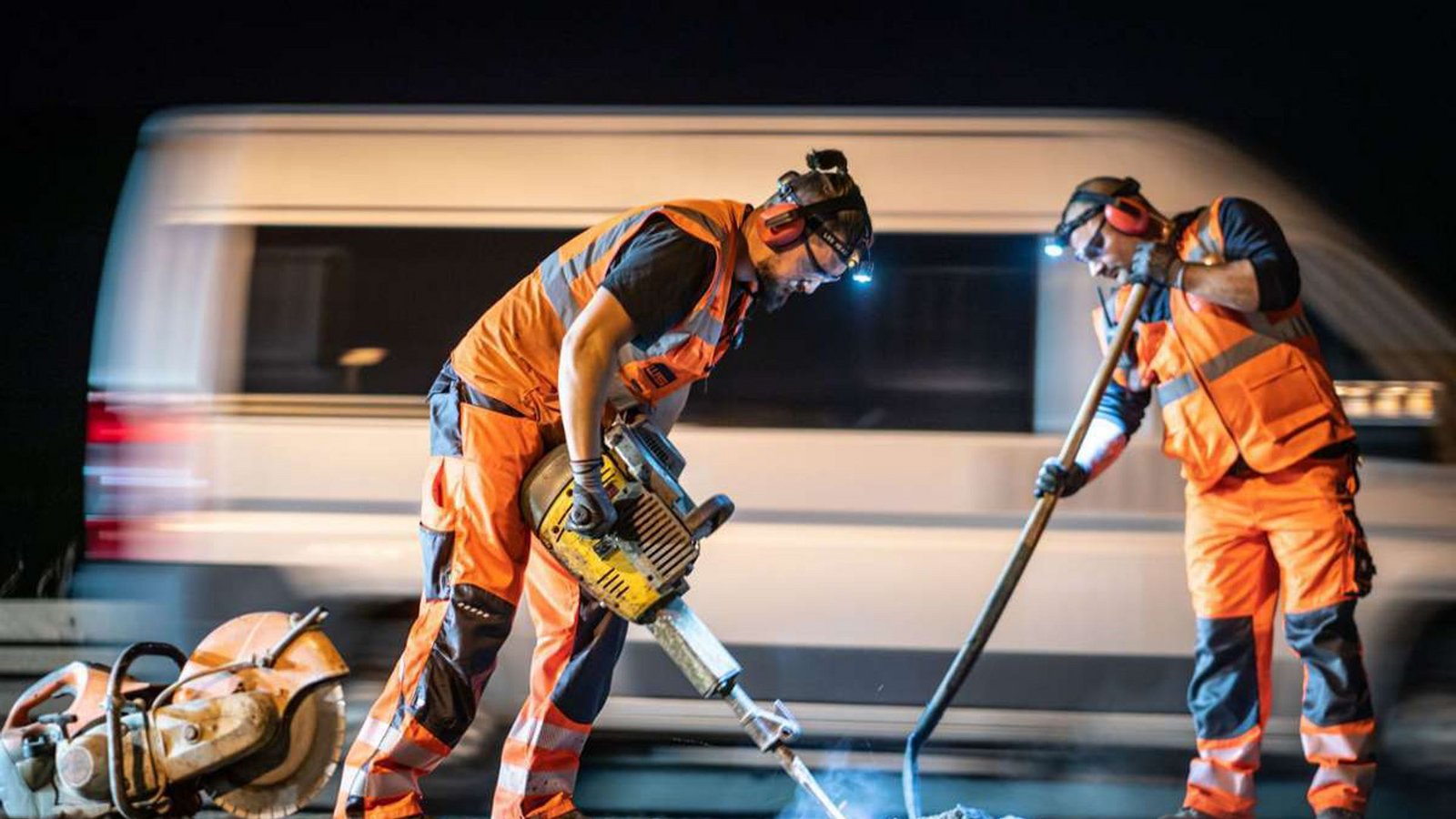 100 dB wie in einer lauten Fabrikhalle, von einer Kreissäge oder einem Presslufthammer können bei jahrelanger Belastung Gehörschäden zur Folge haben.Foto: Frank Rumpenhorst/dpa 100 dB wie in einer lauten Fabrikhalle, von einer Kreissäge oder einem Presslufthammer können bei jahrelanger Belastung Gehörschäden zur Folge haben.Foto: Frank Rumpenhorst/dpa