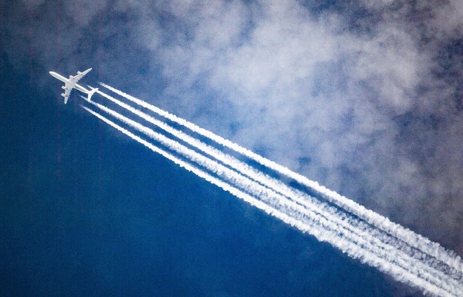 Auch der Flugverkehr gehört zu den Profiteuren klimaschädlicher Subventionen – aber nicht nur er.<span class='image-autor'>Foto: dpa/Federico Gambarini</span>