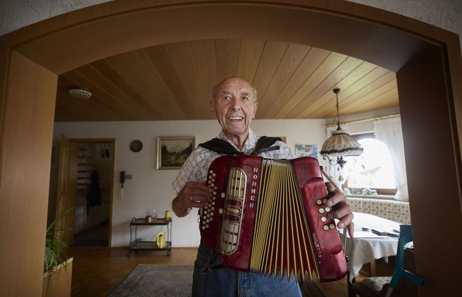 Willi Fischer spielt jeden Tag Akkordeon.<span class='image-autor'>Foto: Gottfried Stoppel</span>