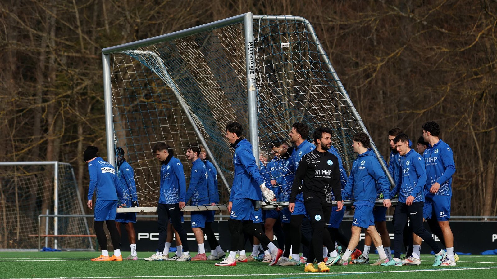 Ein Tor, viele Hände – Vorbereitung fürs Trainingsspiel.Foto: Baumann/Julia Rahn Ein Tor, viele Hände – Vorbereitung fürs Trainingsspiel.Foto: Baumann/Julia Rahn