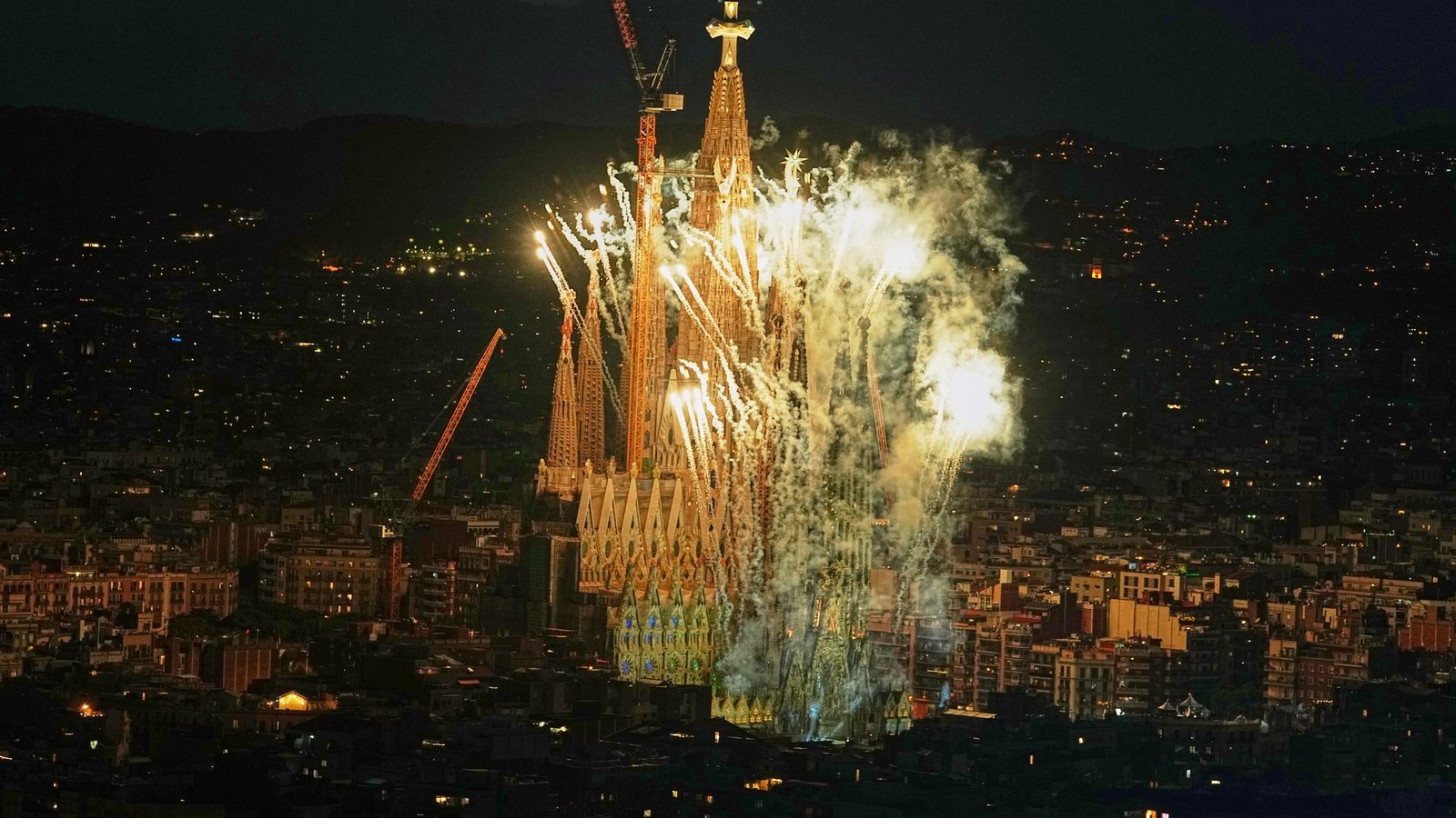 Die Basilika der Sagrada Família in Barcelona ist von Feuerwerkslichtern umgeben, nachdem Papst Leo XIV. den Jesus-Turm gesegnet hat.Foto: Fatima Shbair/AP/dpa Die Basilika der Sagrada Família in Barcelona ist von Feuerwerkslichtern umgeben, nachdem Papst Leo XIV. den Jesus-Turm gesegnet hat.Foto: Fatima Shbair/AP/dpa