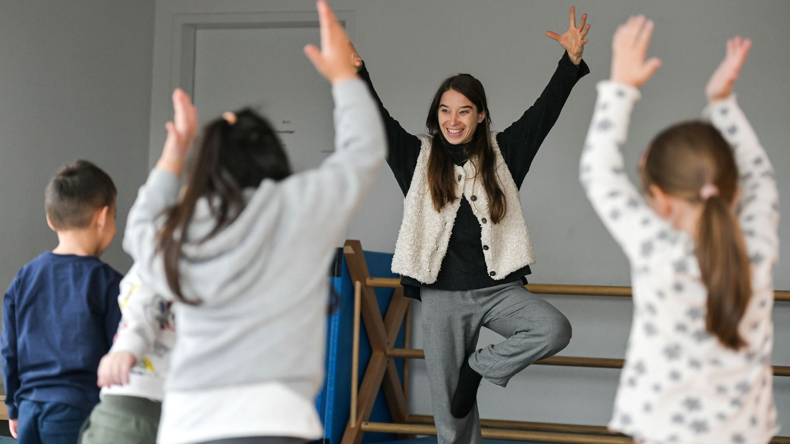 Yogalehrerin und Pädagogin Lisa Metzler übt mit Kindern im Fröbel-Kindergarten Wangener Höhe die Asana „Baum“.Foto: Lichtgut/Max Kovalenko Yogalehrerin und Pädagogin Lisa Metzler übt mit Kindern im Fröbel-Kindergarten Wangener Höhe die Asana „Baum“.Foto: Lichtgut/Max Kovalenko
