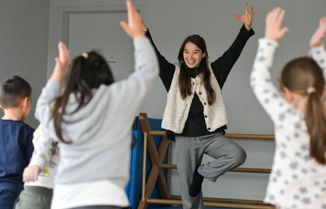 Yogalehrerin und Pädagogin Lisa Metzler übt mit Kindern im Fröbel-Kindergarten Wangener Höhe die Asana „Baum“.<span class='image-autor'>Foto: Lichtgut/Max Kovalenko</span>