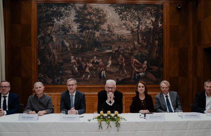 Gründer der KI-Nachwuchsschmiede (von links nach rechts): Gunther Friedl, Karla Pollmann, Peter Middendorf, Winfried Kretschmann, Petra Olschowski, Jan Hesthaven und  Oliver Kraft<span class='image-autor'>Foto: &nbsp;</span>