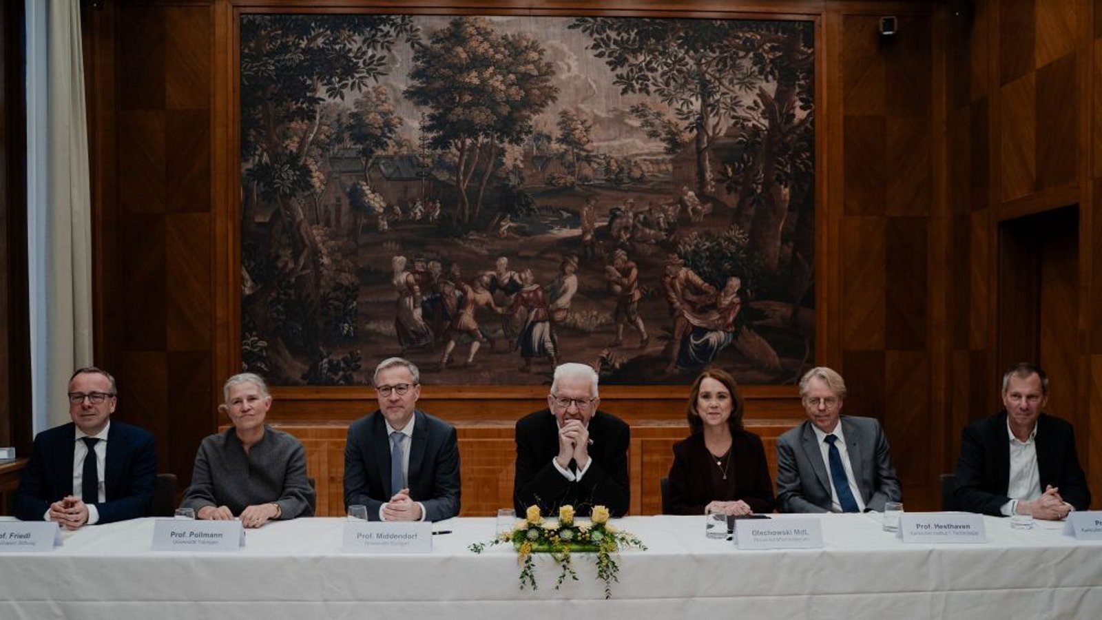 Gründer der KI-Nachwuchsschmiede (von links nach rechts): Gunther Friedl, Karla Pollmann, Peter Middendorf, Winfried Kretschmann, Petra Olschowski, Jan Hesthaven und  Oliver KraftFoto: &nbsp;