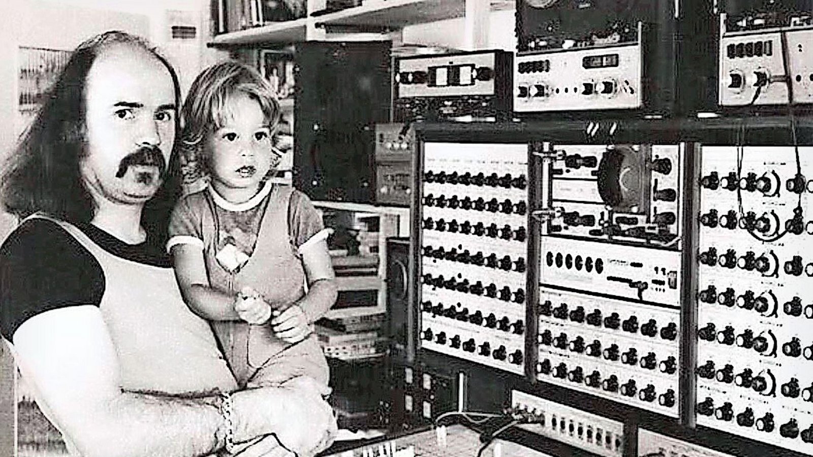 Wolfgang Dauner vor dem EMS Synthi 100 –  für seinen  Sohn Florian war es das Cockpit eines Raumschiffs.Foto: Landesbibliothek