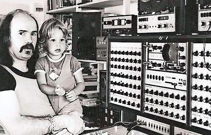 Wolfgang Dauner vor dem EMS Synthi 100 –  für seinen  Sohn Florian war es das Cockpit eines Raumschiffs.<span class='image-autor'>Foto: Landesbibliothek</span>