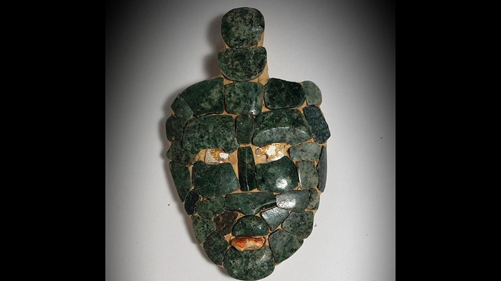 Im Grab fanden die Archäologen die Gebeine eines Mannes, der zusammen mit wertvollen Grabbeigaben bestattet worden war. Drunter war eine kostbare Jade-Maske, die wie bei einem Mosaik aus mehreren Jade-Platten zusammengesetzt war.Foto: Francisco Estrada-Belli/Tulane University