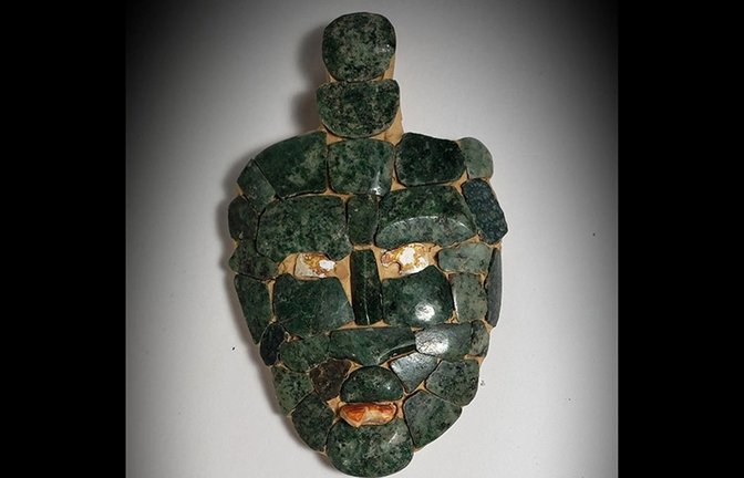 Im Grab fanden die Archäologen die Gebeine eines Mannes, der zusammen mit wertvollen Grabbeigaben bestattet worden war. Drunter war eine kostbare Jade-Maske, die wie bei einem Mosaik aus mehreren Jade-Platten zusammengesetzt war.<span class='image-autor'>Foto: Francisco Estrada-Belli/Tulane University</span>