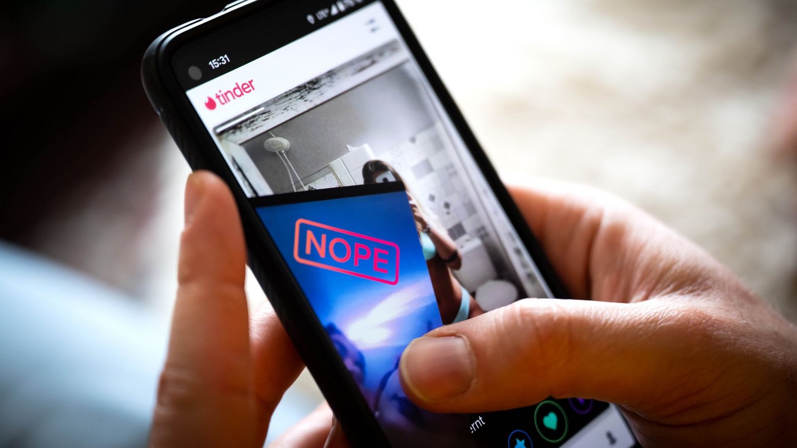 Das berühmte Swipen: die Dating-App Tinder auf einem Smartphone. (Archivbild)Foto: Sina Schuldt/dpa/dpa-tmn