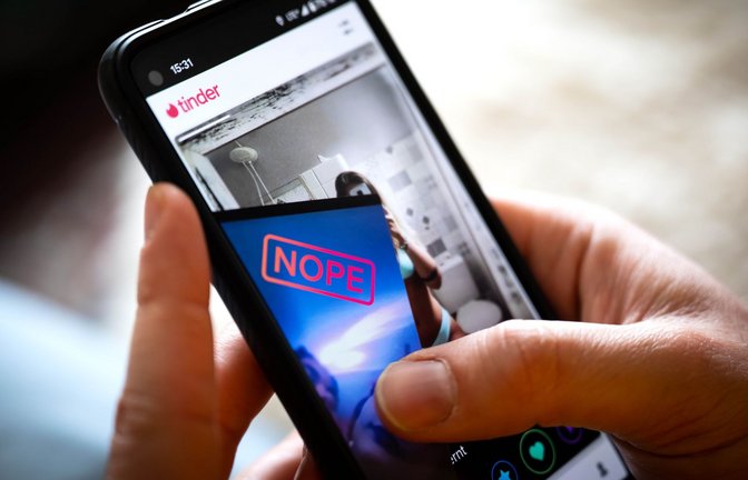 Das berühmte Swipen: die Dating-App Tinder auf einem Smartphone. (Archivbild)<span class='image-autor'>Foto: Sina Schuldt/dpa/dpa-tmn</span>
