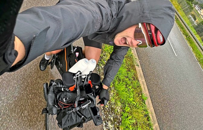Phil Weinmann radelt quer durch Deutschland und gibt während der Fahrt sogar Interviews.<span class='image-autor'>Foto: DKMS</span>