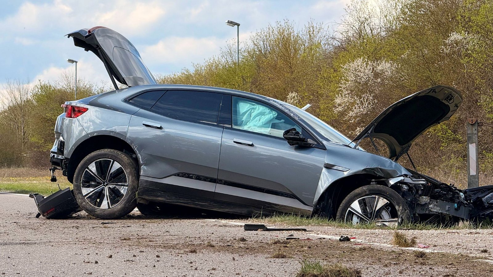 Die Frau war in Richtung Bad Urach unterwegs, als sie von der Fahrbahn abkam.Foto: SDMG